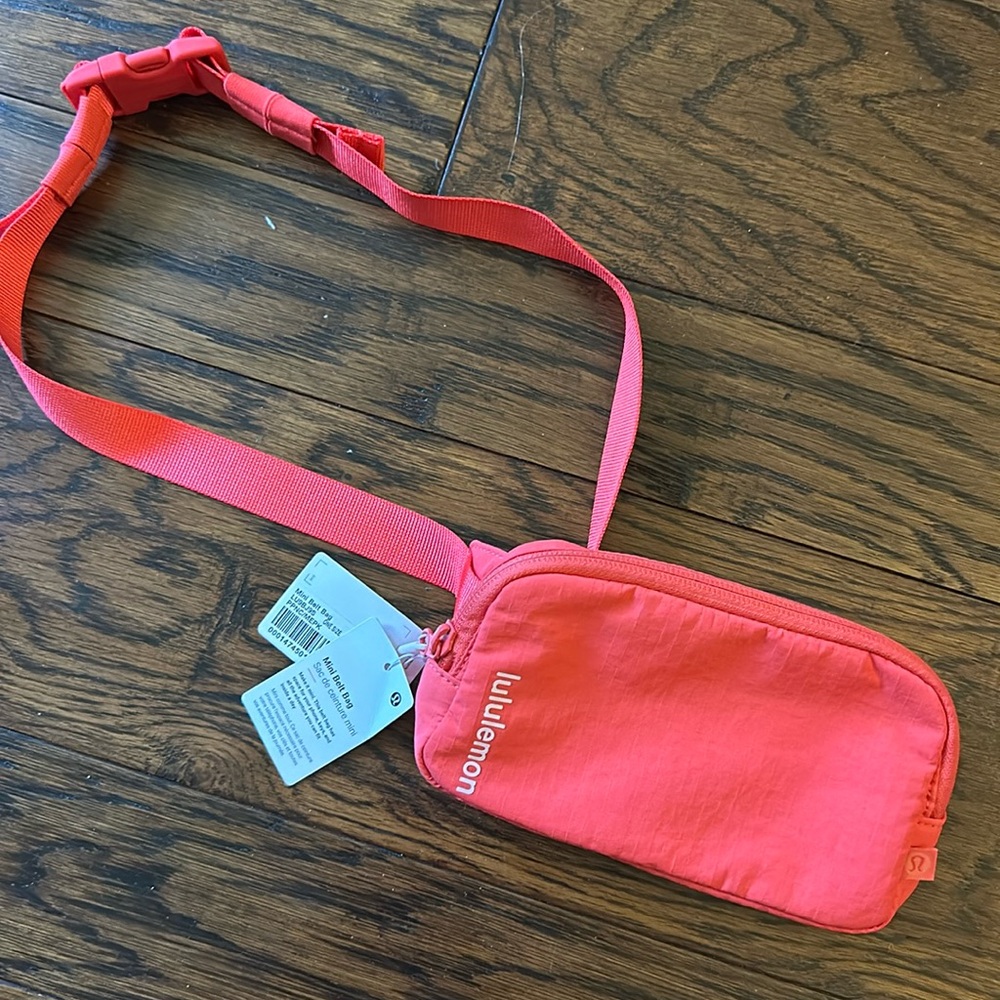 NWT LULULEMON mini belt bag